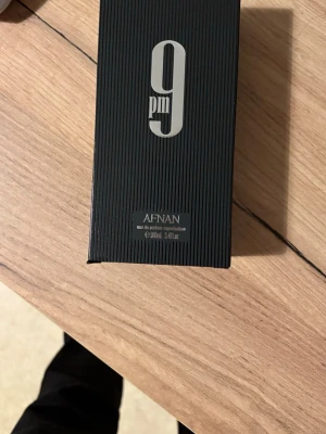 Afnan 9PM Eau de Parfum 100ml - Jag köpte denna parfym men ångrar mig efter på grund av att det är många i min skola som har den. Annars är den perfekt. Har bara använd den en gång. 