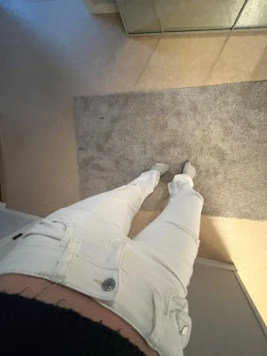 Vita low waist bootcut jeans med hål - PRIS KAN DISKUTERAS! Säljer endast för att dem inte andvända! Storlek 156 (passar mig som är 163 och har 164 som storlek) Säljer ett par vita jeans med bootcut passform och låg midja med hål i knäna. Jeansen har klassiska fem fickor och är tillverkade i ett mjukt bomullsmaterial. Perfekta för dig som vill ha en clean och fräsch look.