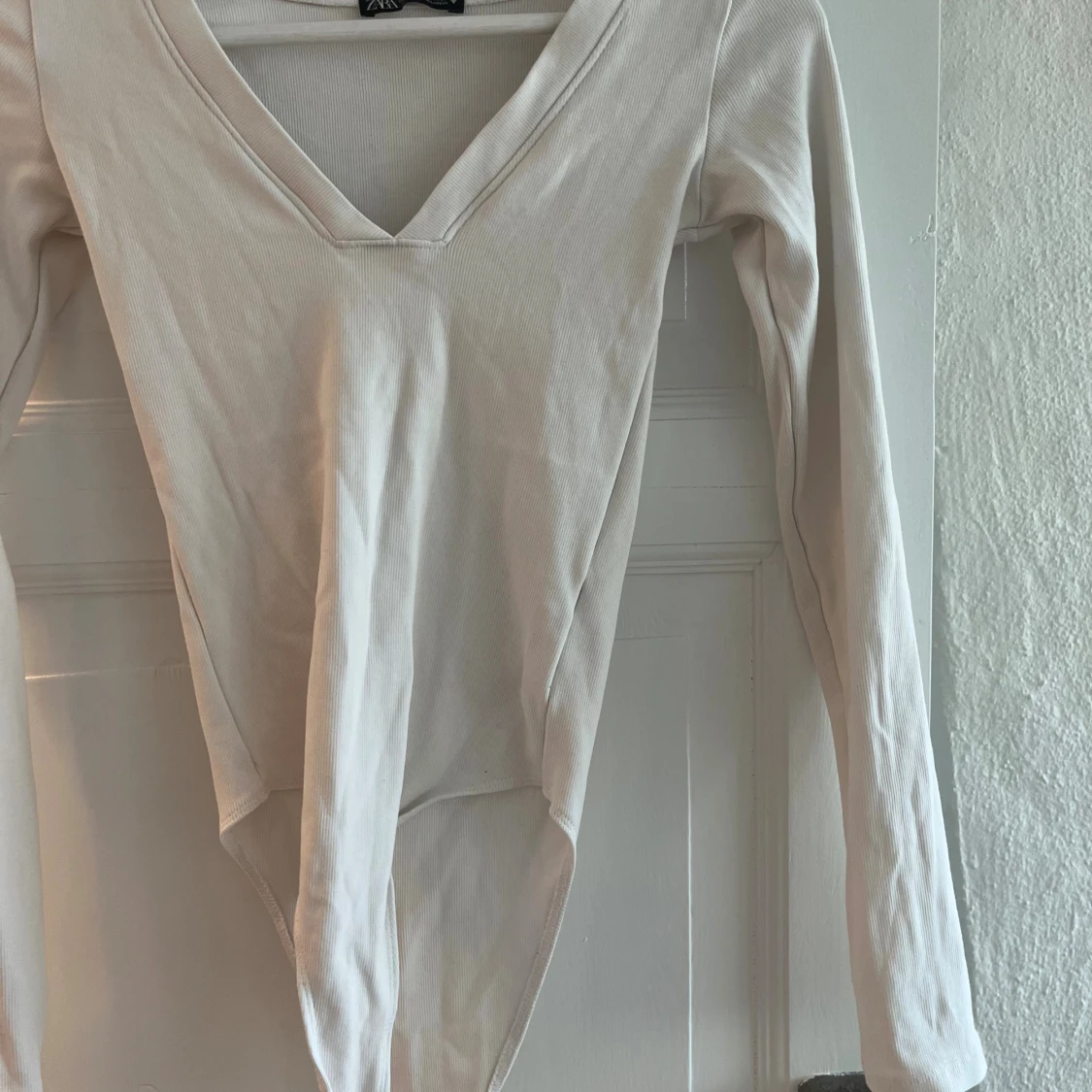 Vit långärmad body med V-ringning - 1