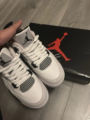 J4s - J4s. Dm om frågor eller bilder. Storlek 39