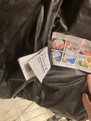 Svart Moncler pufferjacka med dragkedja - Jackan är i nytt skick, kan gå ner i pris vid snabb affär