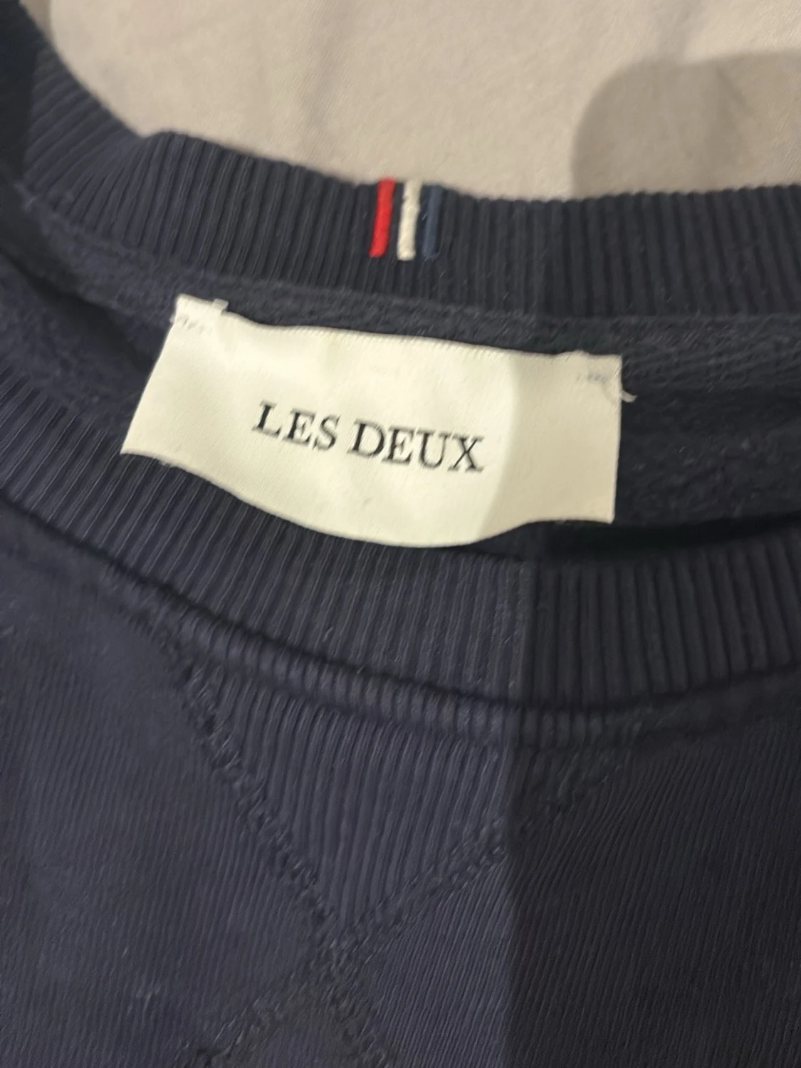 Mörkblå sweatshirt från Les Deux - 2