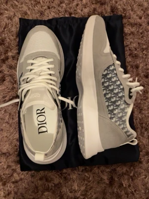 Gråvita Dior B25 - Nya skor bra kvalité oanvända 
