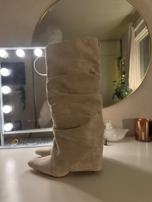 Folded boots - Jättesnygga folded boots från Bohoo❣️ Helt oanvända, köpte dem på vinted men de passade tyvärr inte och därav säljer jag dem. Klacken är 8 cm hög.