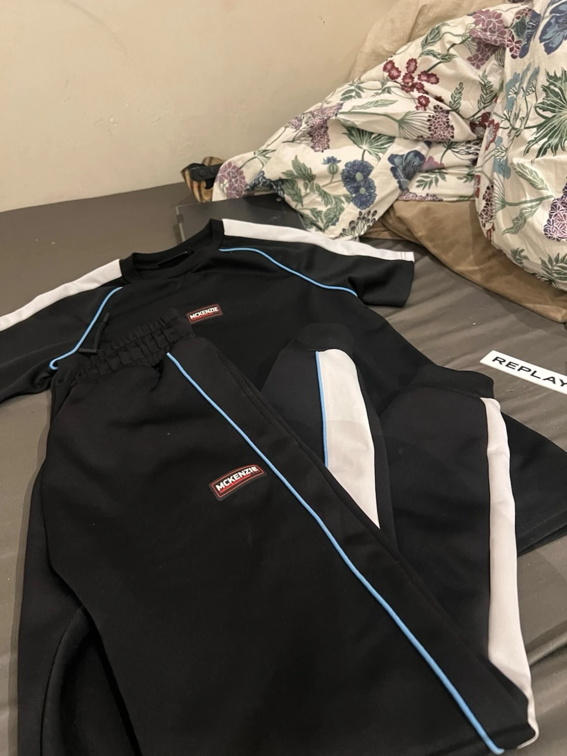 Svart loungewear-set från McKenzie passar xs - s