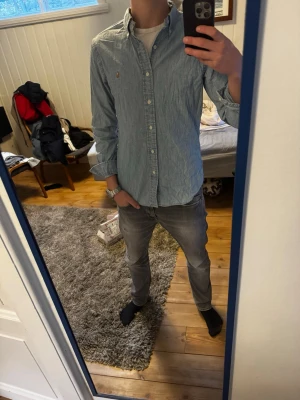 Ralph Lauren Skjorta - Snygg ljusblå Ralph Lauren skjorta | Kanon skick | Modellen på bilden är 182 och väger 70 kg | P014