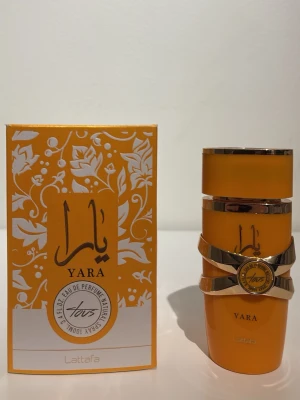 Lattafa Yara Tous Edp  - Säljer min Lattafa yara tous edp. Skulle tippa på cirka 90 ml kvar. Bara att höra av sig vid funderingar!