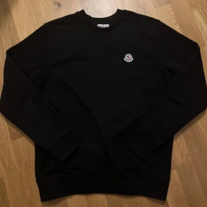 Moncler Tröja - Moncler sweater i storlek L, men passar bra till både L-M.|  Osäker på äktheten därav det låga priset även om fungerande scan finns.| Rätt så varm så passar perfekt till  vinter, vår och även varma sommarkvällar. Skick: 10/10 inga defekter alls och aldrig använd.| Skriv vid minsta fundering och kan mötas i sthlm vid förfrågan. Skriv även för fler bilder