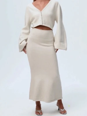 Adoore luzern midi klänning  - Säljer min Luzern Midi Dress i färgen beige. Mycket bra skick (ej använt den ute, bara testat klänningen när den köptes). Klänningen är maxi på mig då jag är 156cm, men annars ska den vara midi. Har vanligtvis storlek S/36, men 40 passade bra! Mysig stickad med stretch, snyggt att ha det hemma eller ute! (Ordinariepris: 1595kr)💕