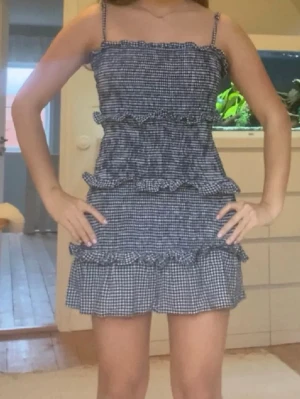 Volang klänning - Jätte söt klänning med volanger från Bershka. Justerbara axelband. Säljs inte längre. Vit svart färg