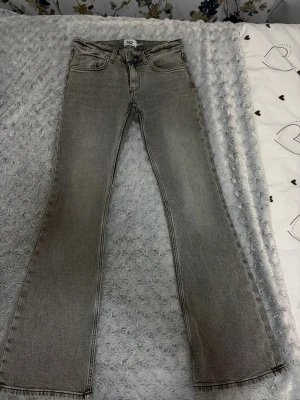 Grå bootcut jeans från lager 157 - Helt nya har aldrig använt dom. Bootcut och sitter fint.