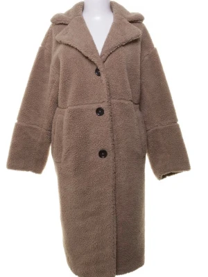 Beige oversized teddyjacka - Mysig beige teddyjacka i oversized modell med stora knappar framtill och bred krage. Jackan har långa ärmar och två rymliga fickor på sidorna. Perfekt för kalla dagar när du vill vara både varm och trendig.