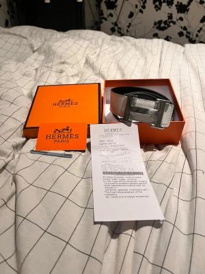 Vitt bälte med silver H - Vitt H bälte med silver spänne