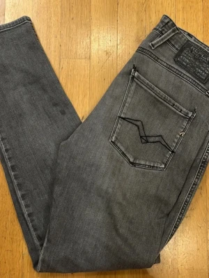 Replay Anbass Jeans - Säljer ett par riktigt feta Replay anbass jeans storlek 30/30. Även i ett mycket gott skick och inga defekter. Vid funderingar kontakta mig