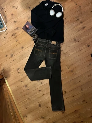 Nudie jeans - Svarta jeans med en grå tvätt från Nudie. Modellen är straight och storleken är 29/32. Var inte blyg att höra av dig vid frågor😊.