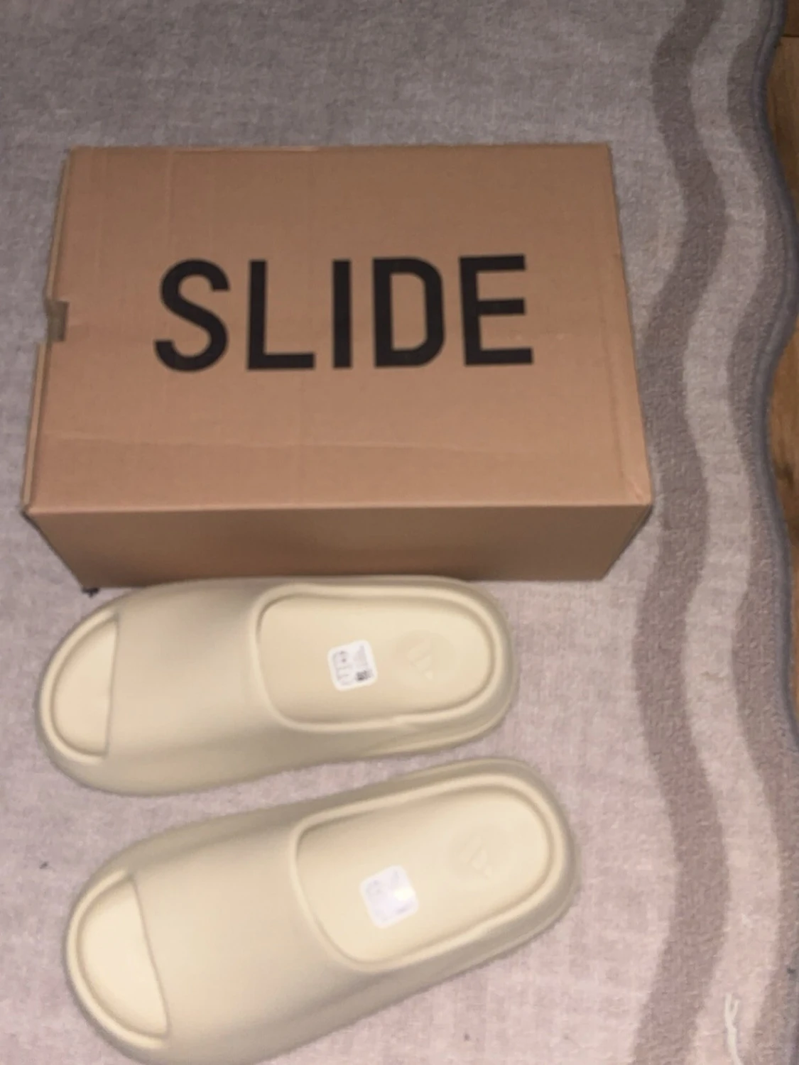 Beige Yeezy Slide tofflor - 1