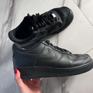 Svarta Nike Air  force 1  - Min brors skor som snabbt blev försmå- därmed knappt använda. Storlek 40.5. Kom med prisförslag vid snabb affär  