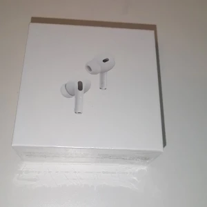 Apple AirPods Pro 2 (USB-C)  - Säljer ett par vita Apple AirPods Pro (andra generationen) med MagSafe-laddningsetui och USB-C. Snygg och kompakt design med silikonproppar för bra passform. Perfekta för musik, poddar och samtal. Levereras i originalförpackning.