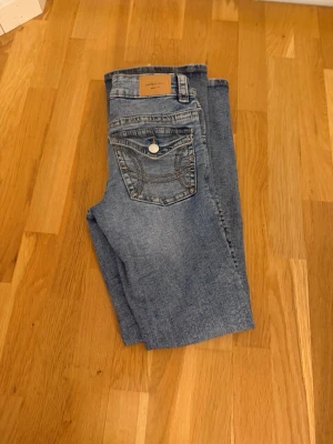 Jeans från Gina tricot  - Super snygga jeans från Gina tricot. Super sknygga fickor. Storlek 34 men passar mig som har 164 i barn storlek  