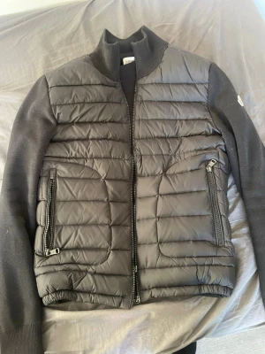 Svart cardigan jacka från Moncler - Svart moncler cardigan i väldigt bra skick,hör av er vid intresse!