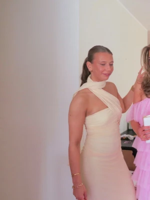 Gul balklänning- halterneck- öppenrygg - Gul balklänning💛använd 1 gång, jag är 175 och går över anklarna! 