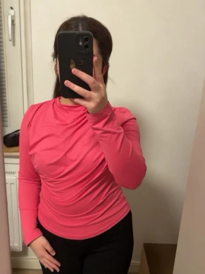 Trendig rosa stretch topp – mycket fint skick -  Använd få gånger, i mycket fint skick – inga fläckar eller skador. Passar bra till vår/höst eller under jacka på vintern💕