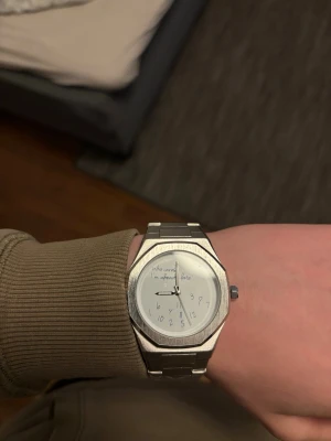 Rolex ”Who cares I’m already late” liknande -  Silvrig Rolex liknande klocka med texten 'Who cares, I'm already late' på urtavlan och ett metallarmband. Helt ny.