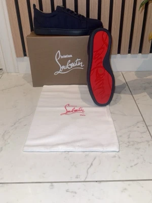 Marinblåa Christian Louboutin skor - Mörkblåa Christian Louboutin, helt nya. Klassisk och elegant modell med den ikoniska röda sulan. Stilrena och tidlösa, passar perfekt till både fest och formella tillfällen.   Finns i storlek 42 och 43  Först till kvarn!😄😋.                                                                             Obs! Priset är inte hugget i sten 💲