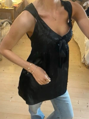 Satin topp - SÅ snygg