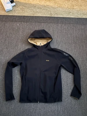 Svart hoodie från Hugo boss  - Svart/guldig dragkedje-hoodie från HG. (Passar vanlig sSeller mindre M)