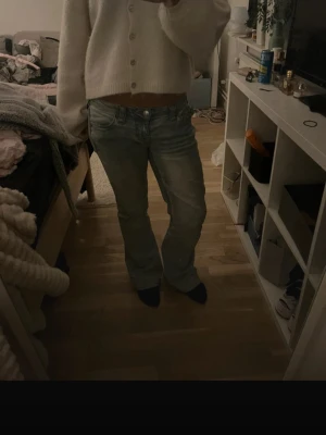 True religion bootcut jeans - Snygga true religion jeans, är uppsydda så passar en om man är 160cm