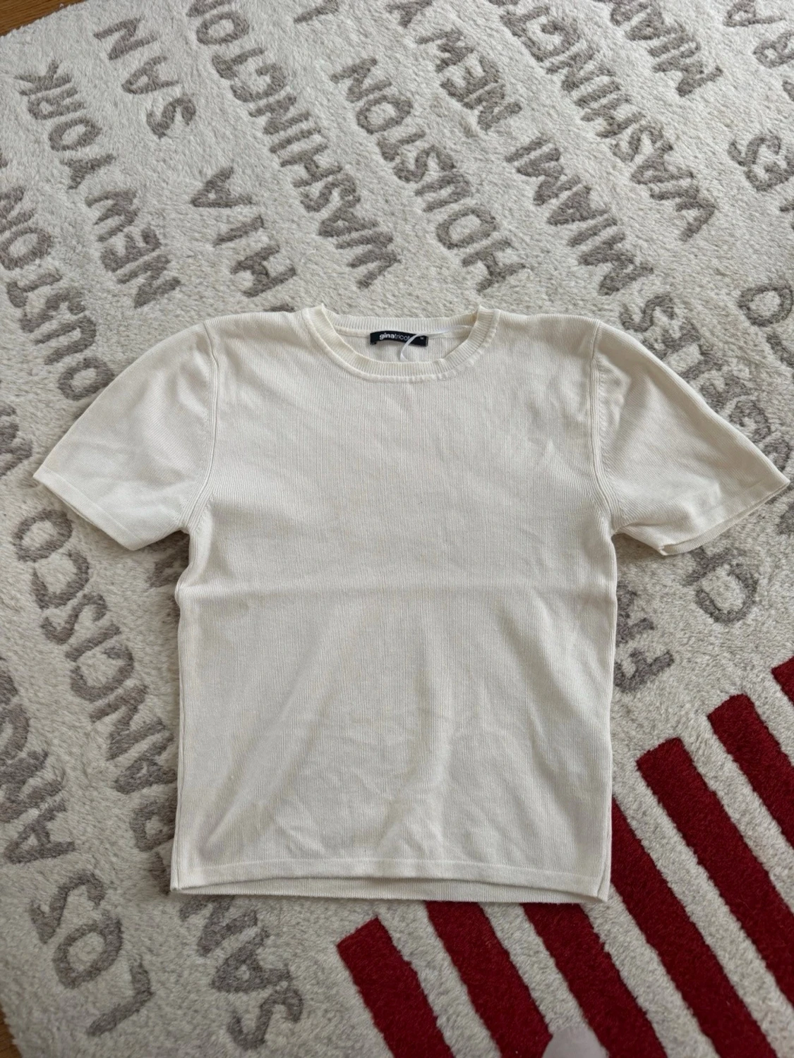 Vit ribbad t-shirt från Gina Tricot 