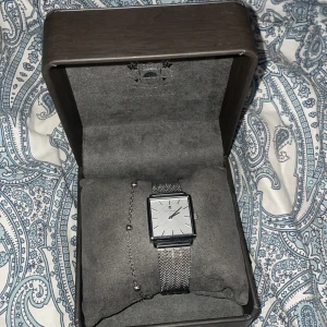 Silverfärgad klocka från Black Oak - Snygg och stilren klocka från Black Oak i silverfärg. Vattentålig upp till 3 ATM, (org pris 800kr)