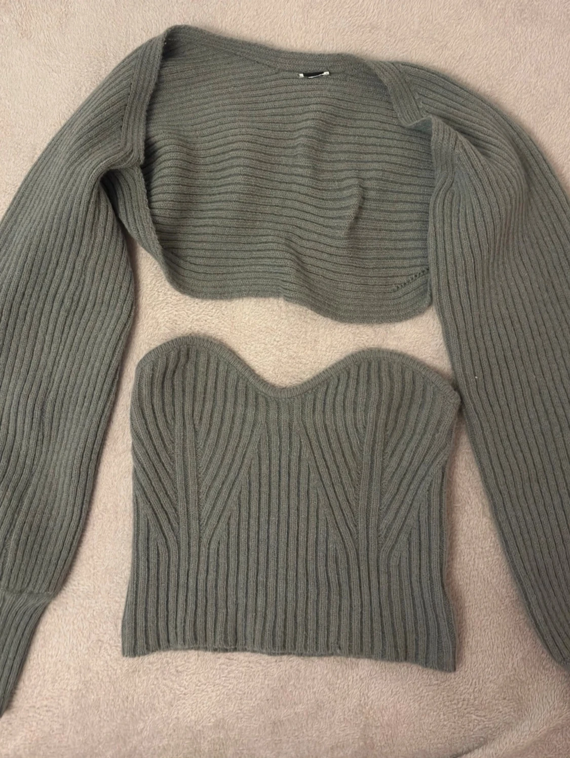 Grå ribbad croppad topp - 3