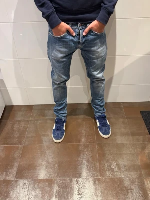 Dondup jeans -  Dondup jeans | Riktigt feta och populära jeans | Skick= 9,5/10 | nypris= 4000 kr | vårt pris= 649kr | Hör av dig vid minsta fundering!