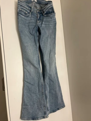 Blåa bootcut jeans - Snygga blåa bootcut jeans i strl 38 från gina 💕Kommer ej till användning längre då de är för stora på mig.