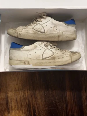 Philippe Model med blå detalj - Philippe model sköna