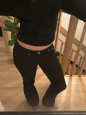 Svarta bootcut jeans  - Snygga svarta jeans från Gina Tricot. Jeansen har låg/mellan midja och är i storlek 34❣️säljer även samma i grå och blå!