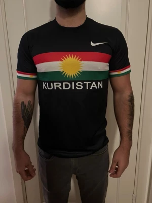 Svart Kurdistan t-shirt Nike - KURDISTAN TRÖJA – LIMITED EDITION! Visa din stolthet med den nya Kurdistan tröjan. Perfekt passform, hög kvalitet och ikonisk design❤️☀️💚