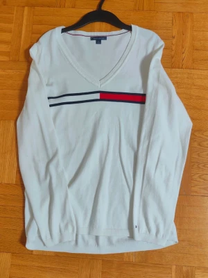 Vitt Långärmad/tröja  - Elegant vitt top från varumärket Tommy Hilfiger för kvinnor. Storlek L, Mycket bra skick utan några skador/slitningar. Köpt för 799! PRIS KAN DISKUTERAS!