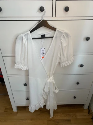 Vit sommarklänning  - Söt vit sommarklänning från Gina Tricot i storlek M. Köpt för 120kr ord 399 och endast testad en gång. Lappen sitter kvar. 