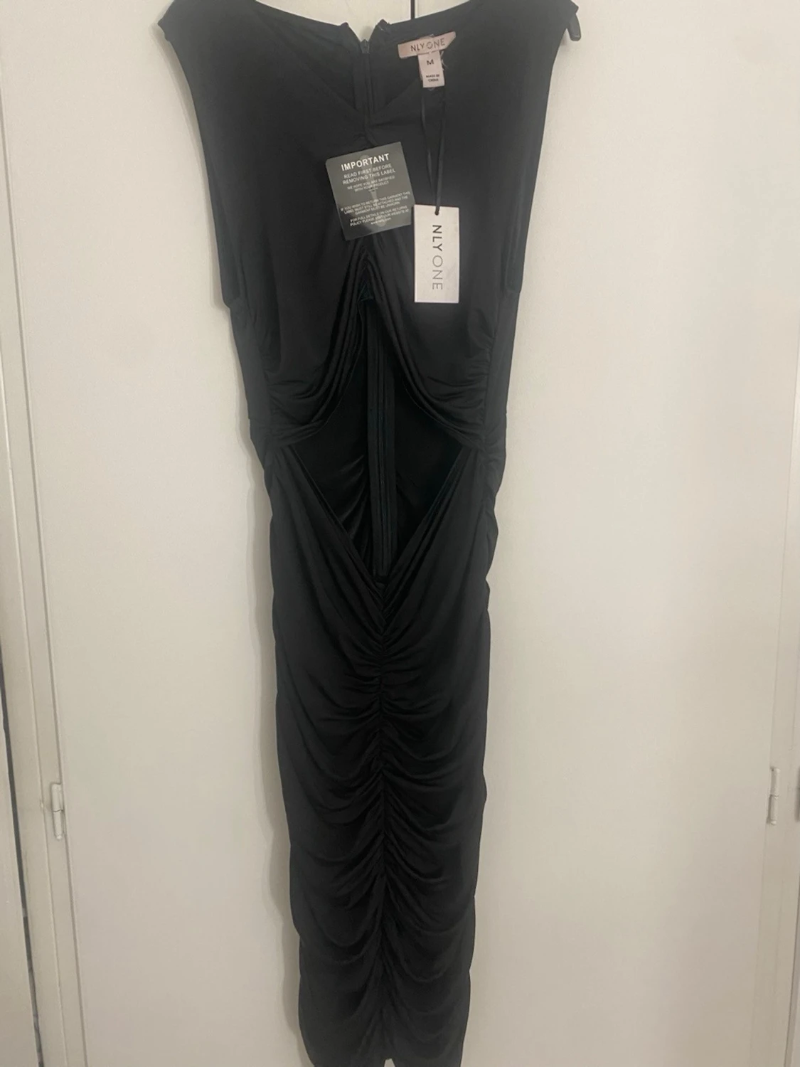 Svart midiklänning från NLY One