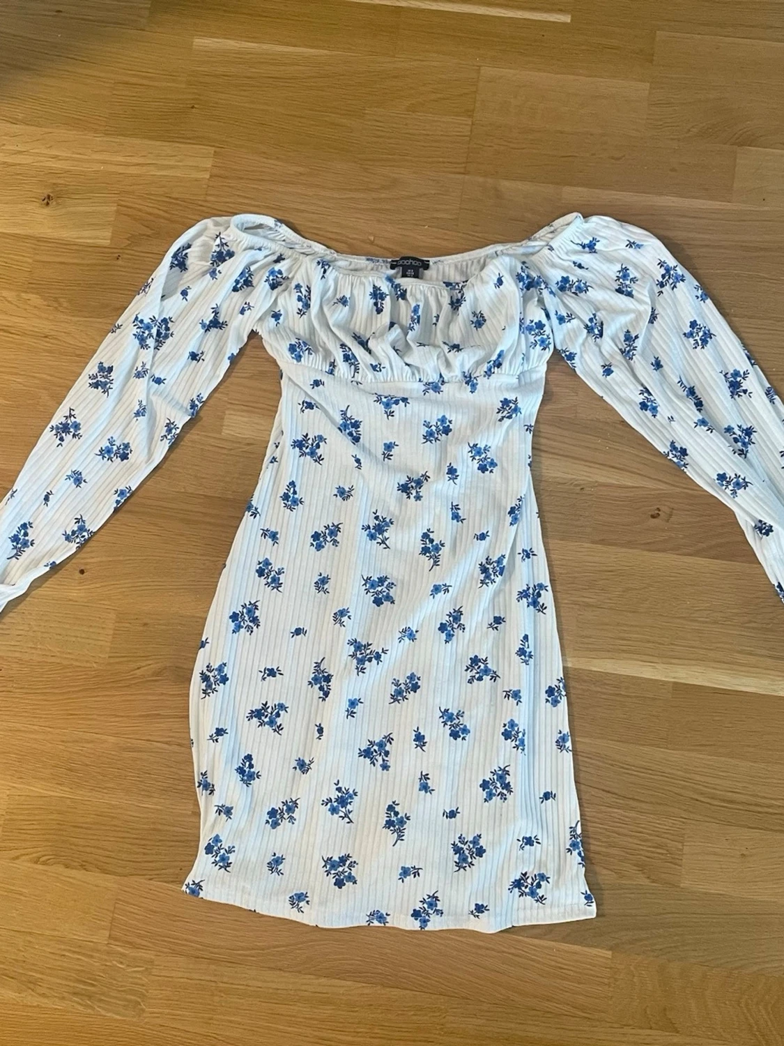 Vit blommig långärmad klänning