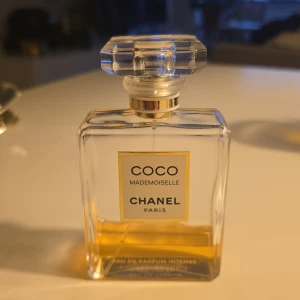 Coco Mademoiselle EdP Intense Chanel - Coco Mademoiselle Eau de Parfum Intense från Chanel, ursprunglig mängd 100 ml, ca 15 ml kvar. Doften är ikonisk och lyxig, perfekt för dig som vill sticka ut.