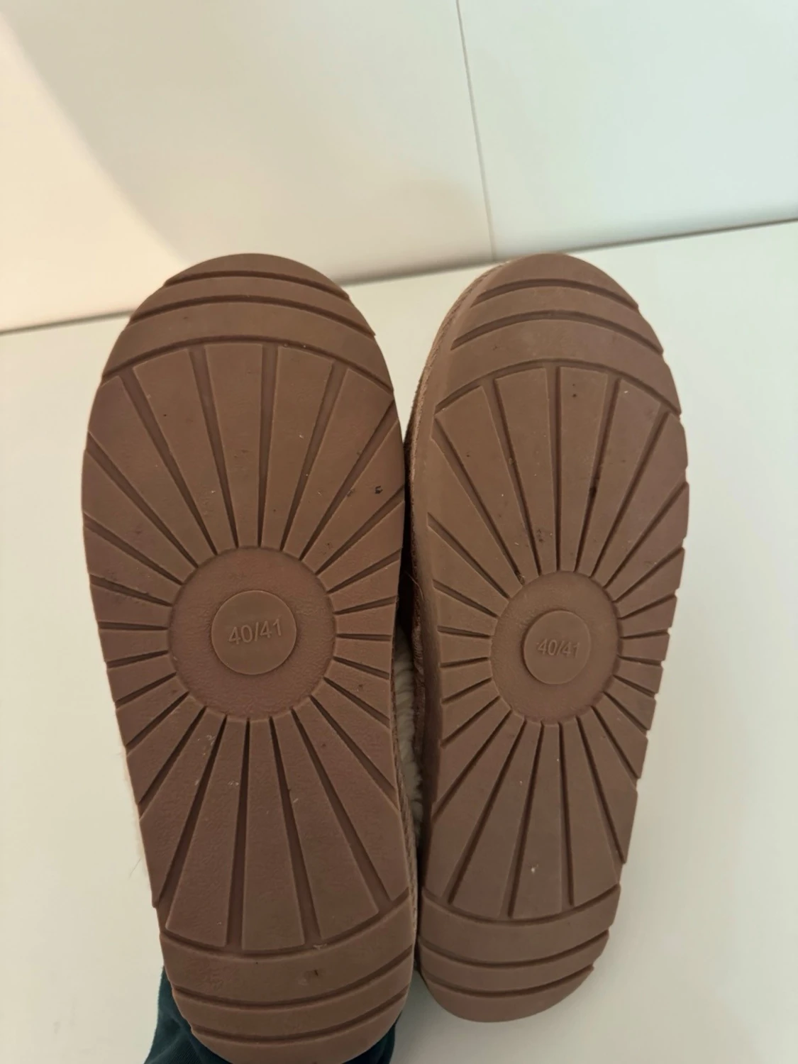 Bruna tofflor med fuskpäls - 3