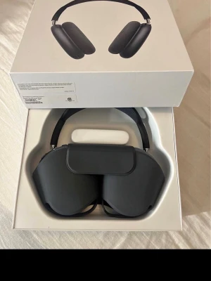 Apple AirPods Max over-ear hörlurar - Snygga svarta Apple AirPods Max over-ear hörlurar i aluminium med mjuka öronkuddar och mesh-bygel. Trådlös design med stilren form och smart case för förvaring. Perfekta för musik, film och gaming med grym ljudkvalitet och modern look.