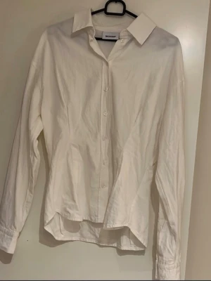 Weekday vit skjorta - S - Vit skjorta från Weekday, storlek S. I bomull och linne, lite figursydd vid midjan. I nyskick