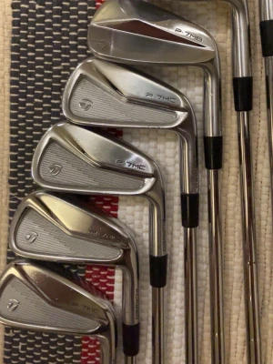 TaylorMade P7MC + P7MB (Komboset P - 4) Stiff + 0,5” - Hejsan!  Säljer nu mitt järnset på grund av att skaften är för mjuka för mig.  Dessa järn har enligt mig varit magiska, jag har kunnat forma slagen som jag vill och verkligen jaga varje flagga.  Nypris: 18000kr  Det är P - 4 (7 klubbor)  Skaften är alla KBS Tour 120 Stiff Alla klubborna har Golf Pride MCC + 4 MidSize grips. Klubborna är 0,5 tum förlängda vilket är optimalt om du är 180 CM +  P - 8 : P7MB 7 - 4 : P7MC Loft + Lie + Resten är standard.  Det är bara att höra av dig vid frågor och in