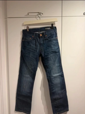 Vintage Crocker jeans  - Klassiska Crocker jeans i mörkblå denim med raka ben och normal passform. Jeansen har fem fickor och tydliga kontrastsömmar. Perfekta för en avslappnad och tidlös look.(skriv jätte gärna om du vill ha fler bilder eller som du vill ha måtten och pris kan diskuteras)