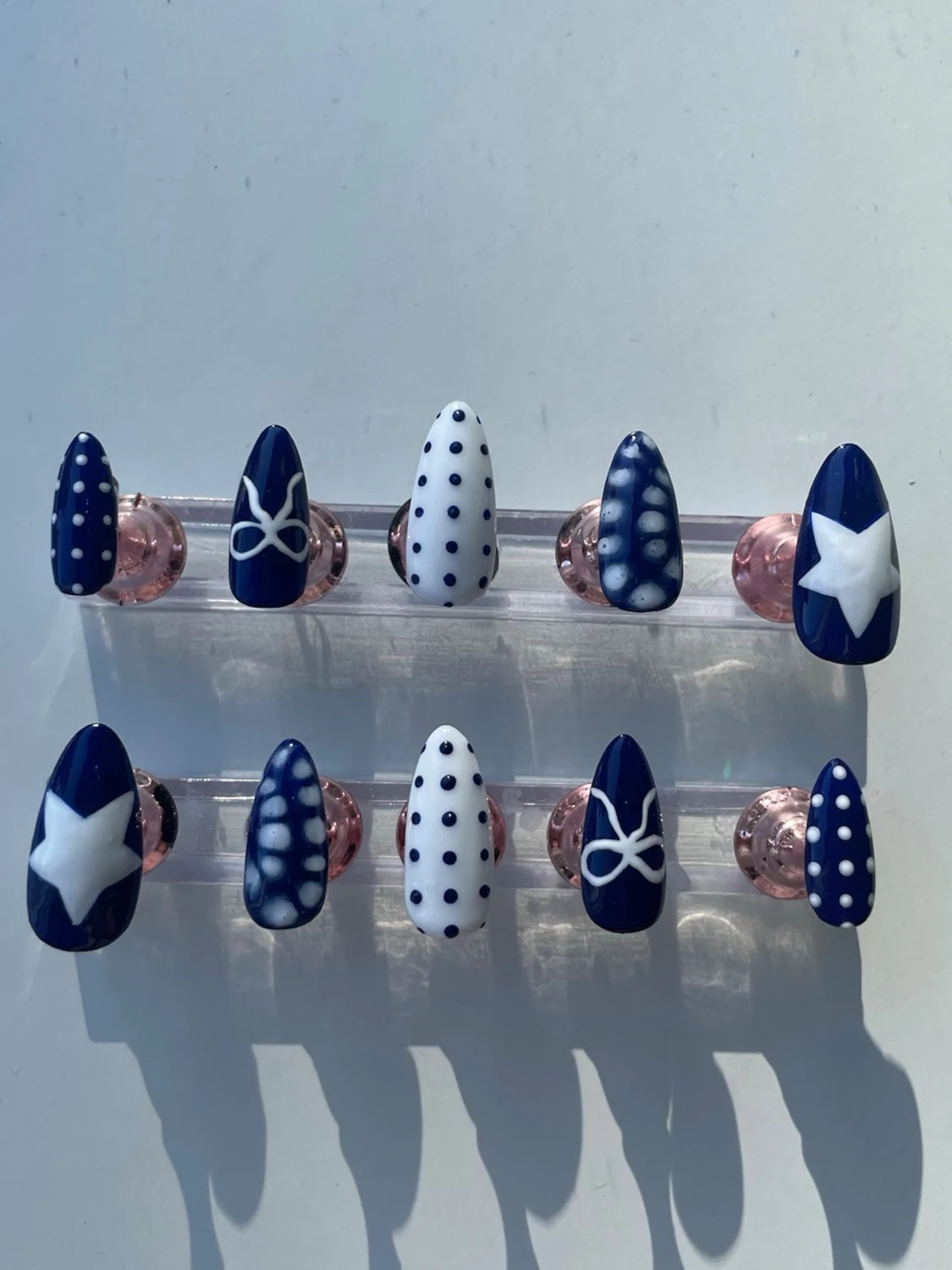 Blå och vita press-on naglar med mönster - 3